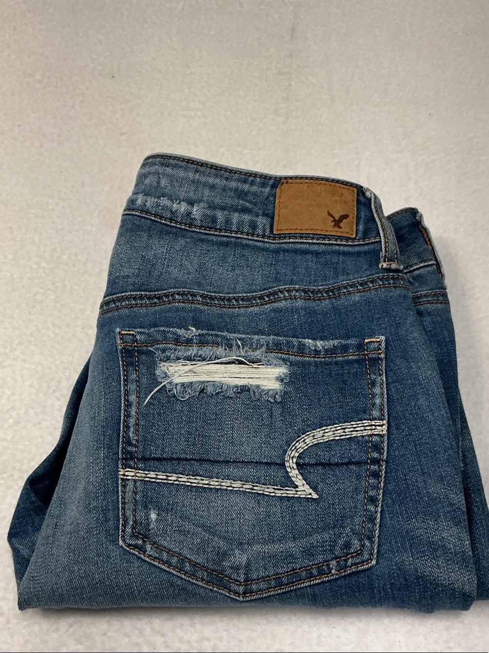 American Eagle Outfitters Sz 6 inseam 30  Boyfriend Jeans blue distressed. 3161